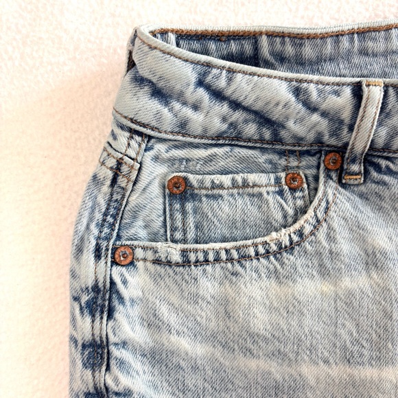 American Eagle Tomgirl Light Wash Hi-Rise Distress Raw Hem Denim Shorts (8) - Picture 3 of 15